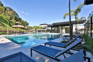 3 piscinas al aire libre, sombrillas, sillones reclinables de piscina