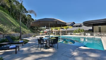 3 Außenpools, geöffnet von 06:00 Uhr bis 22:00 Uhr, Sonnenschirme