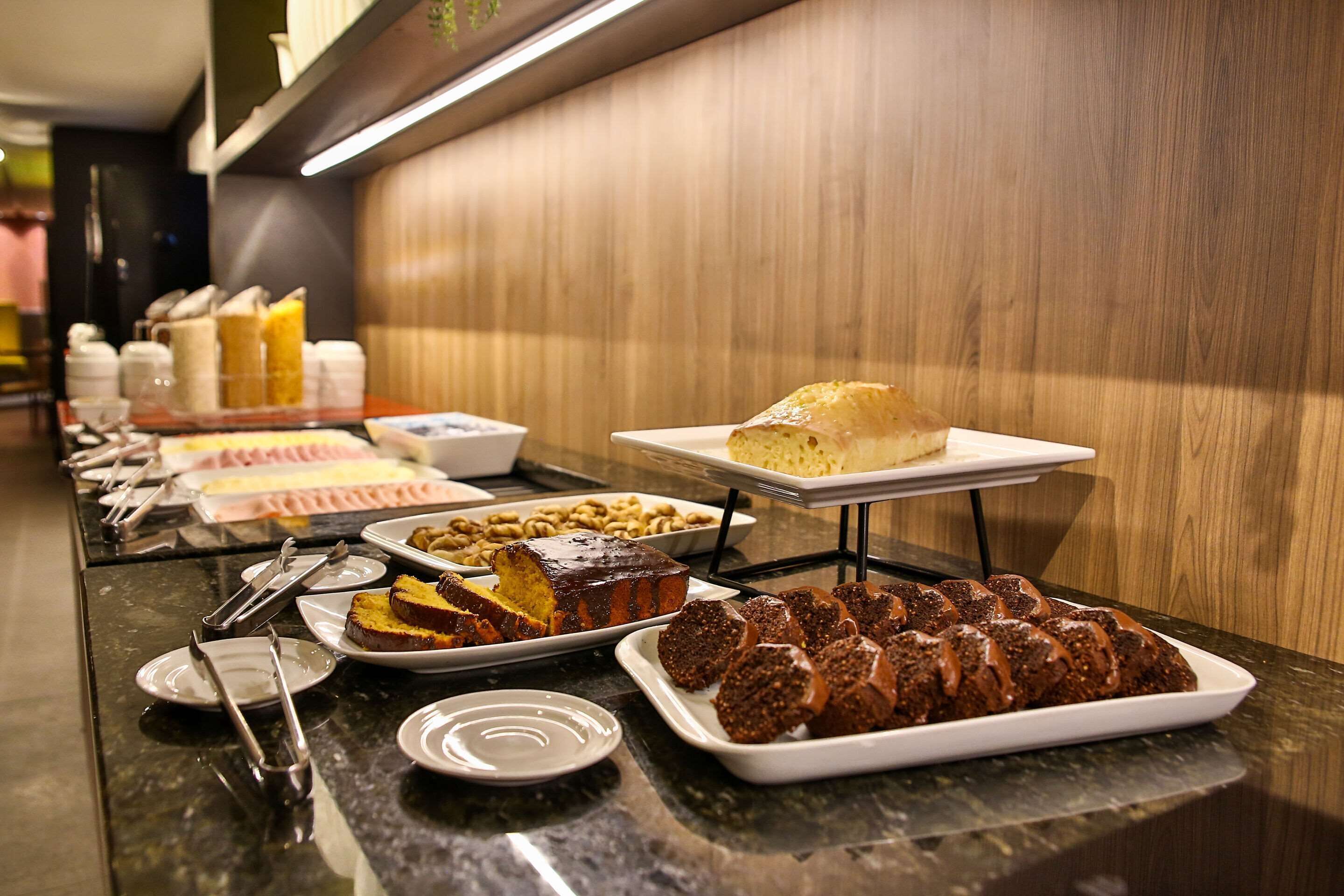 Ein Buffet mit verschiedenen Desserts und Backwaren.