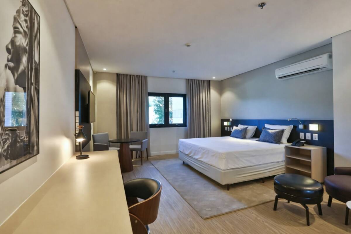 Deluxe Room, 1 King Bed | Minibar, in-room safe, blackout drapes, soundproofing