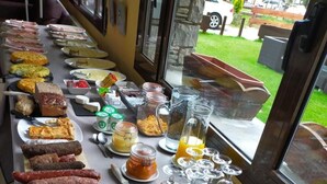 A breakfast buffet with various food items, including pastries, meats, and fruits. - Roca Blanca (Espot)