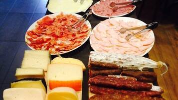 Café da manhã com buffet grátis todos os dias