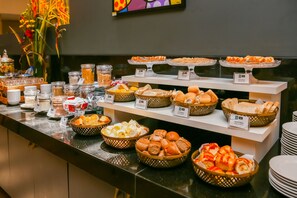 包含每日自助早餐