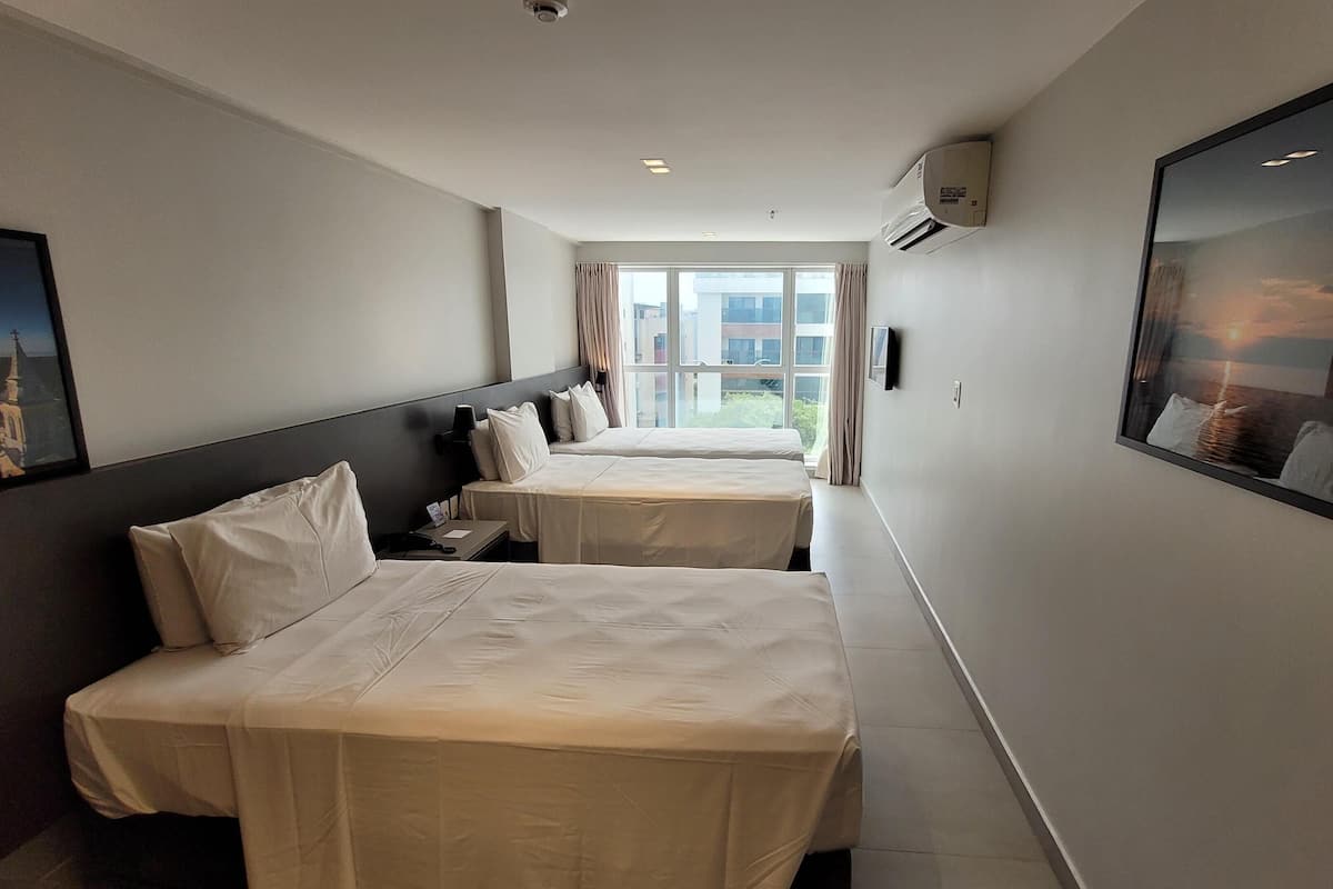 Minibar y caja de seguridad en la habitación