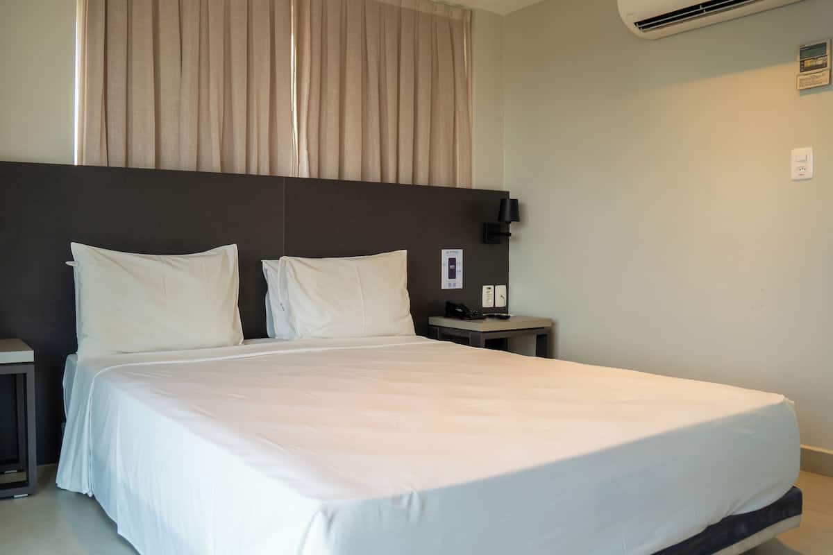 Superior Handicaped | Minibar, in-room safe, laptop workspace, blackout drapes