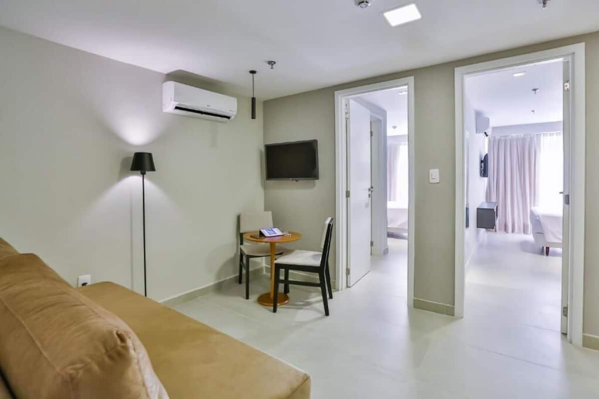Minibar i caixa forta a l'habitació