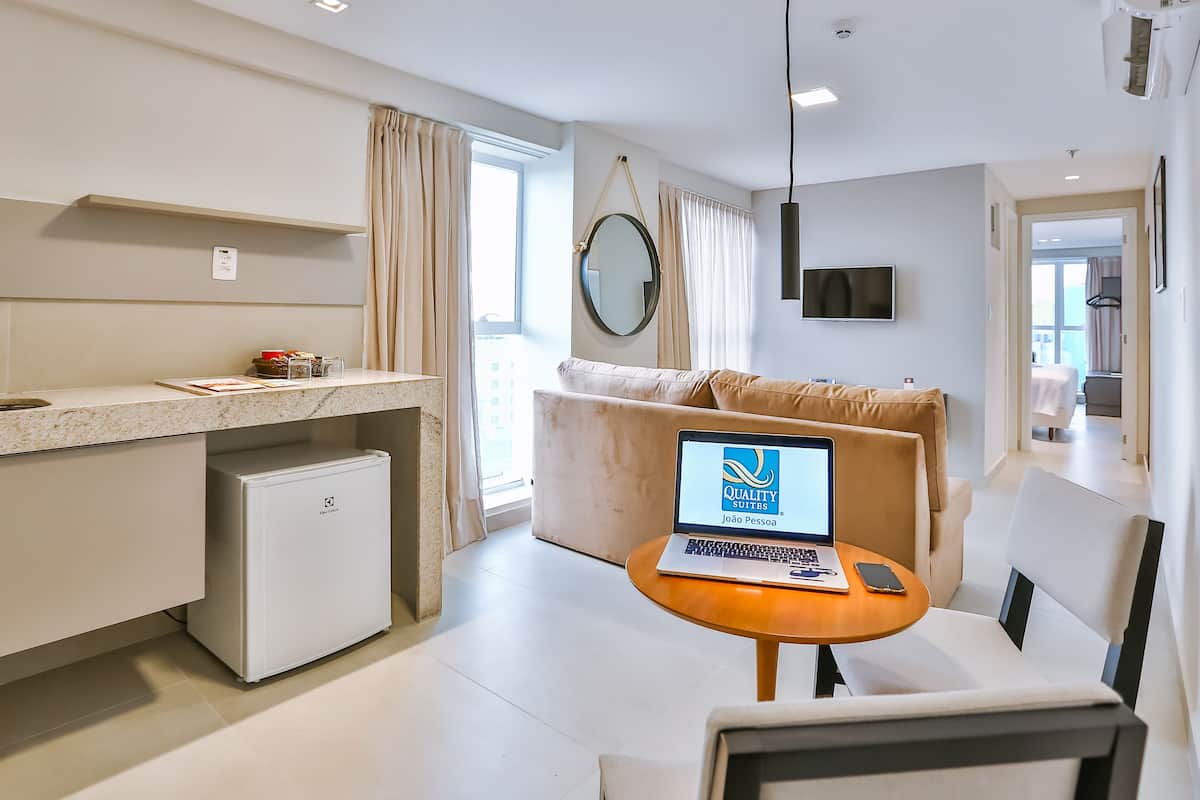 Minibar y caja de seguridad en la habitación