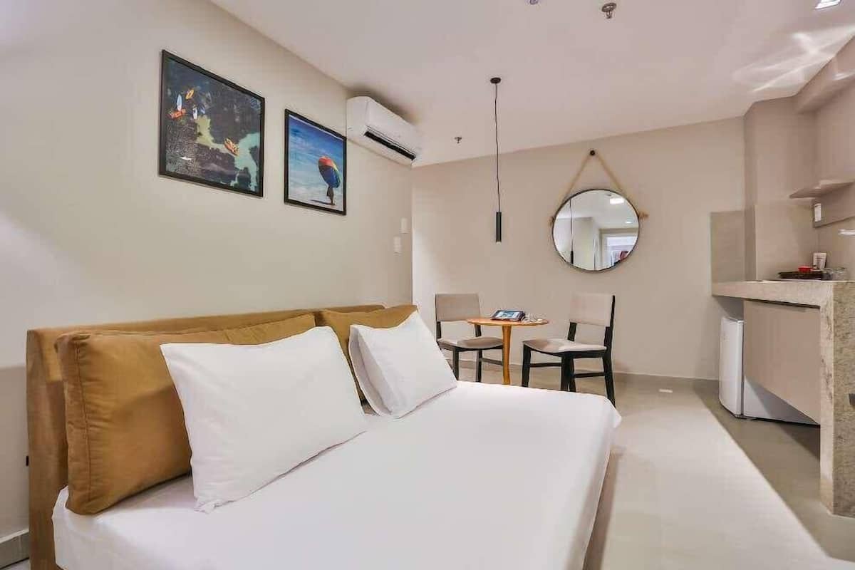 Een minibar, een kluis op de kamer, een laptopwerkplek