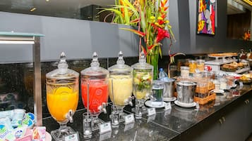 Café da manhã com buffet grátis todos os dias
