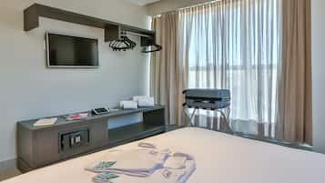 Superior Handicaped | Minibar, in-room safe, laptop workspace, blackout curtains