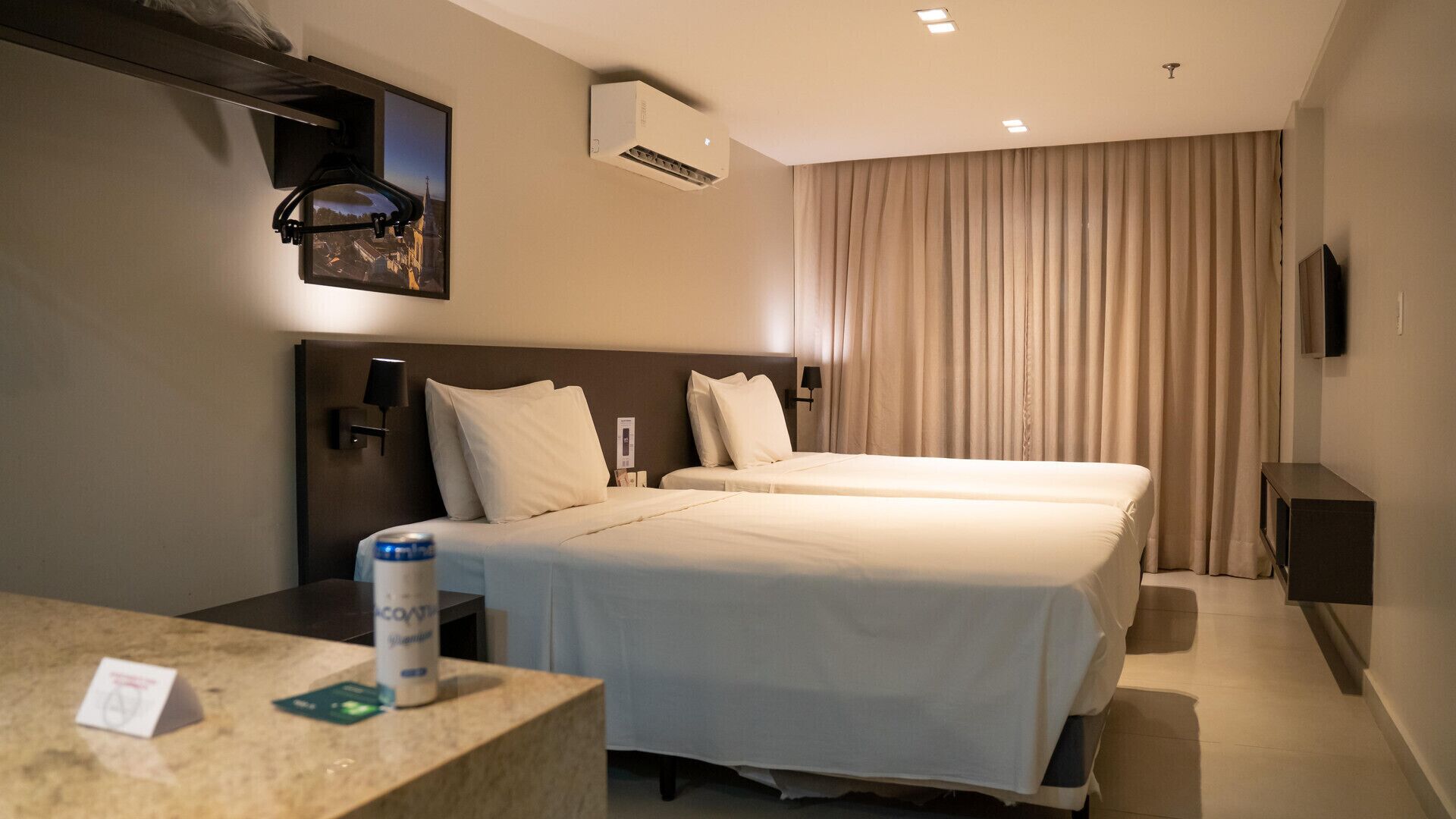 Een minibar, een kluis op de kamer, een laptopwerkplek