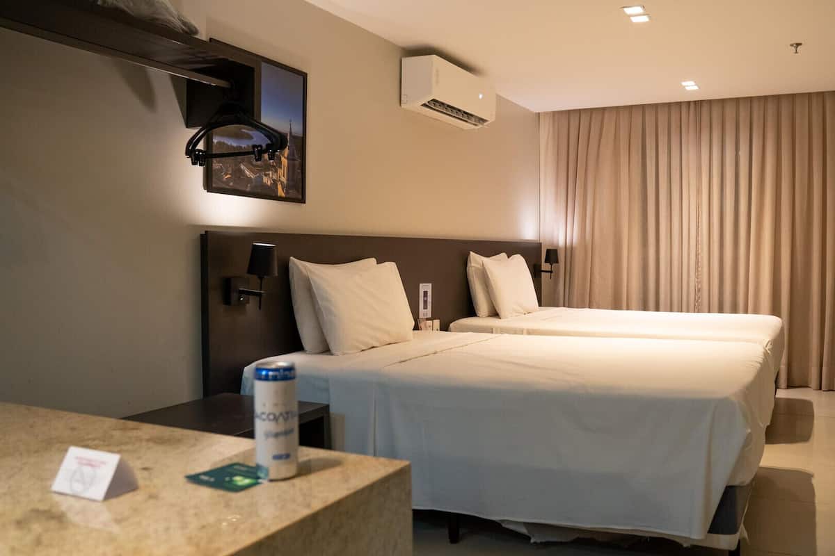 Een minibar, een kluis op de kamer, een laptopwerkplek