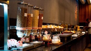 Um buffet com diversos alimentos e acompanhamentos.