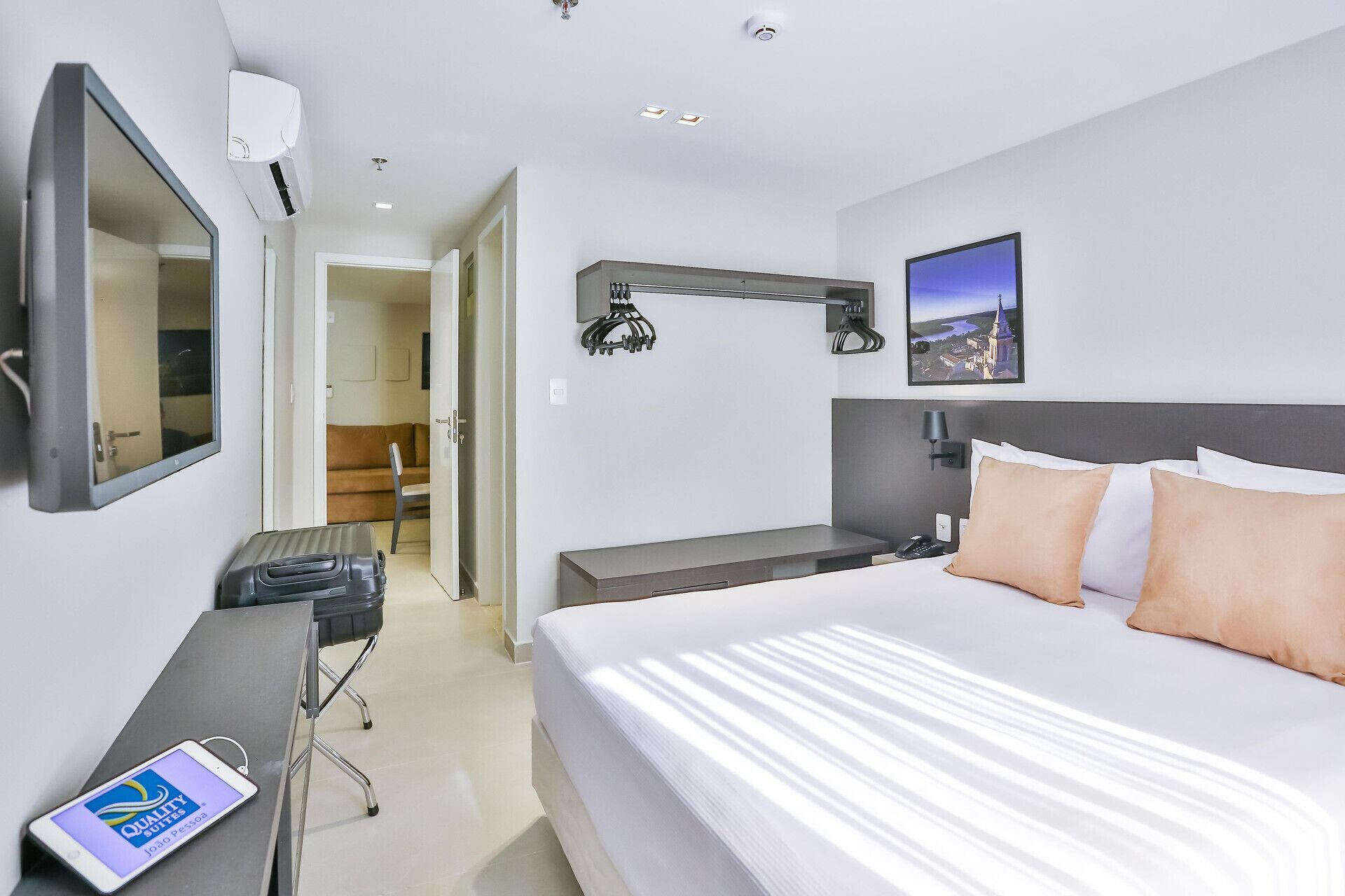 ミニバー、セーフティボックス (室内)、ノートパソコン用作業スペース、遮光カーテン