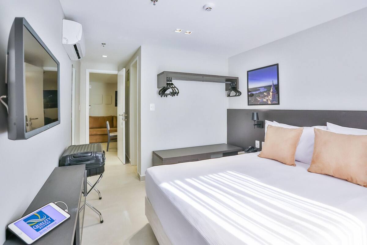 Frigobar, cofres nos quartos, espaço de trabalho para notebook