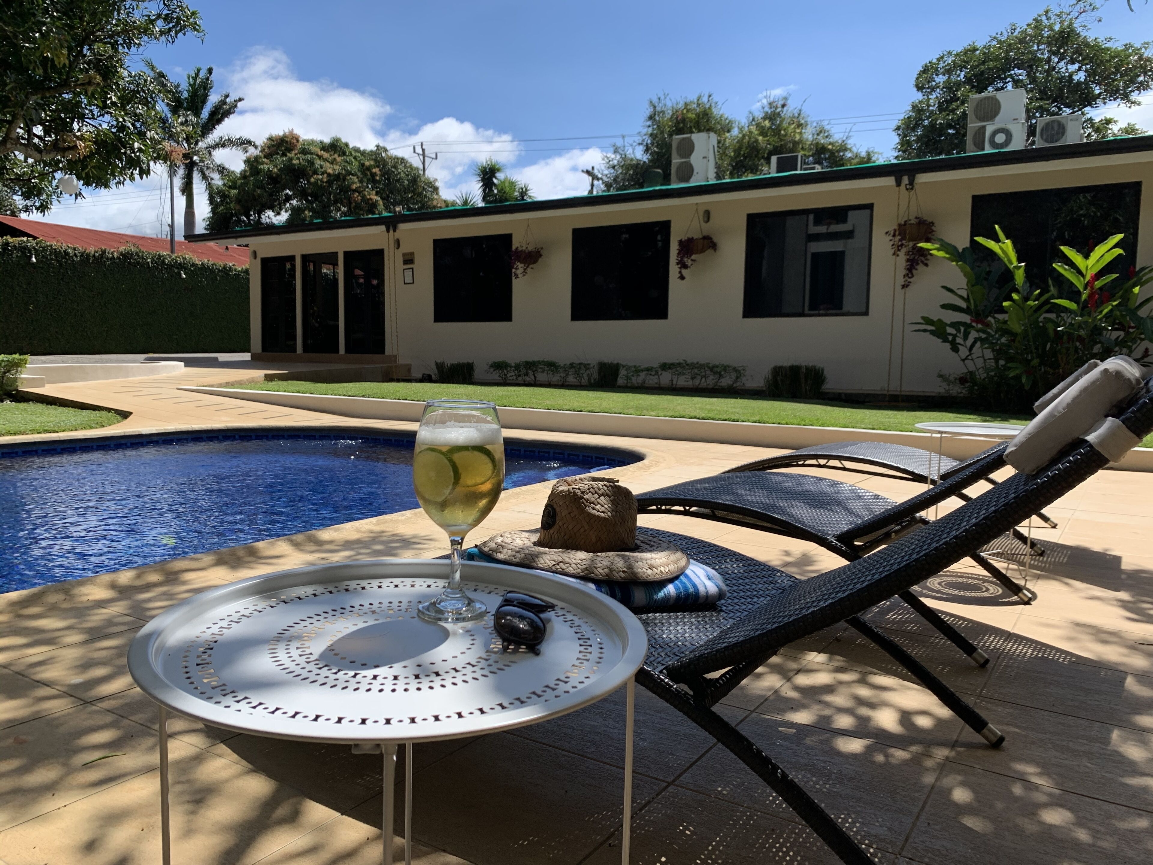 室外游泳池，07:00 至 22:00 开放，日光浴躺椅