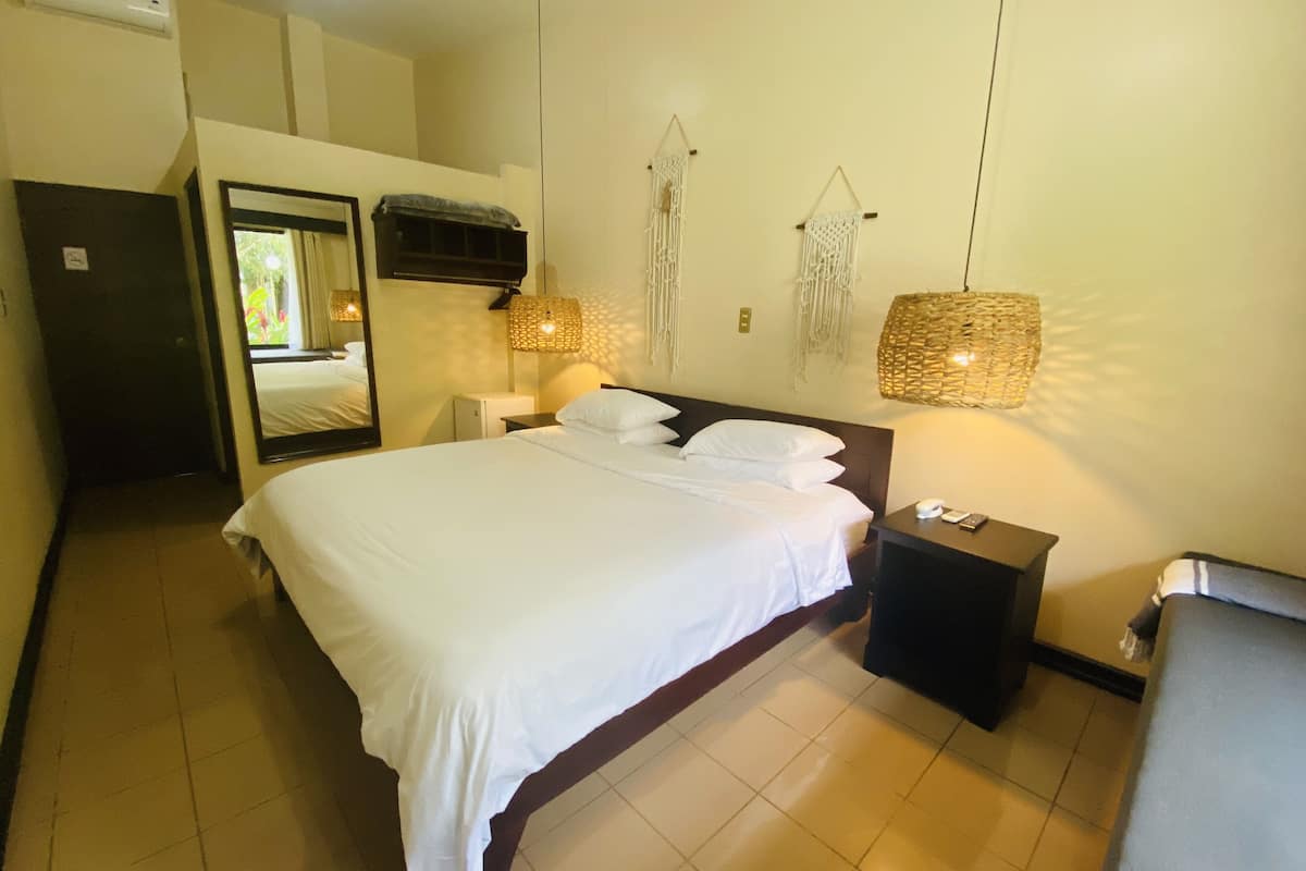 standard room, 1 king bed, refrigerator | hypo-allergenic bedding, down duvets, individually decorated