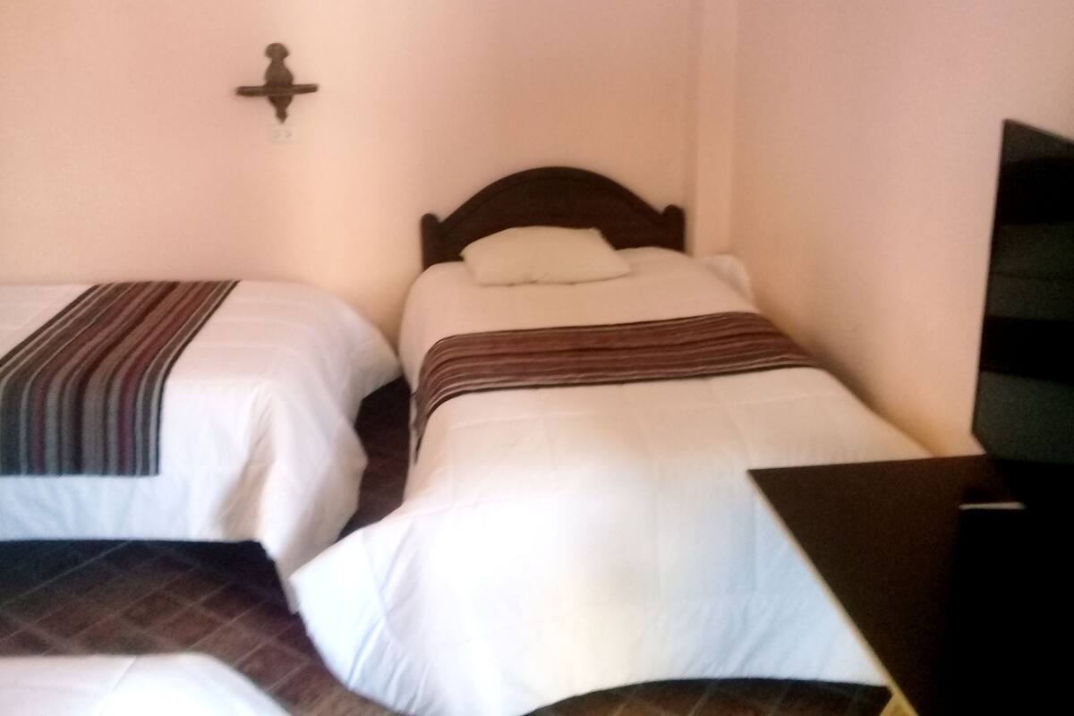 Economy Triple or Quadruple Room, Non Smoking | 1 chambre, bureau, rideaux occultants, lits pliants/supplémentaires