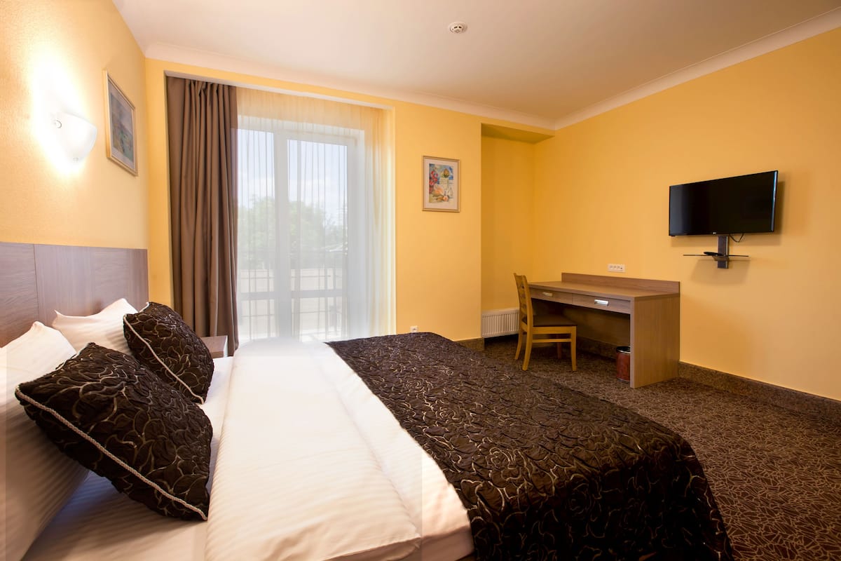 Superior Double Room, 1 Queen Bed | Premium bedding, minibar, in-room safe, desk