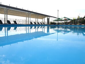 Piscine intérieure, accès possible de 10 h à 18 h, chaises longues