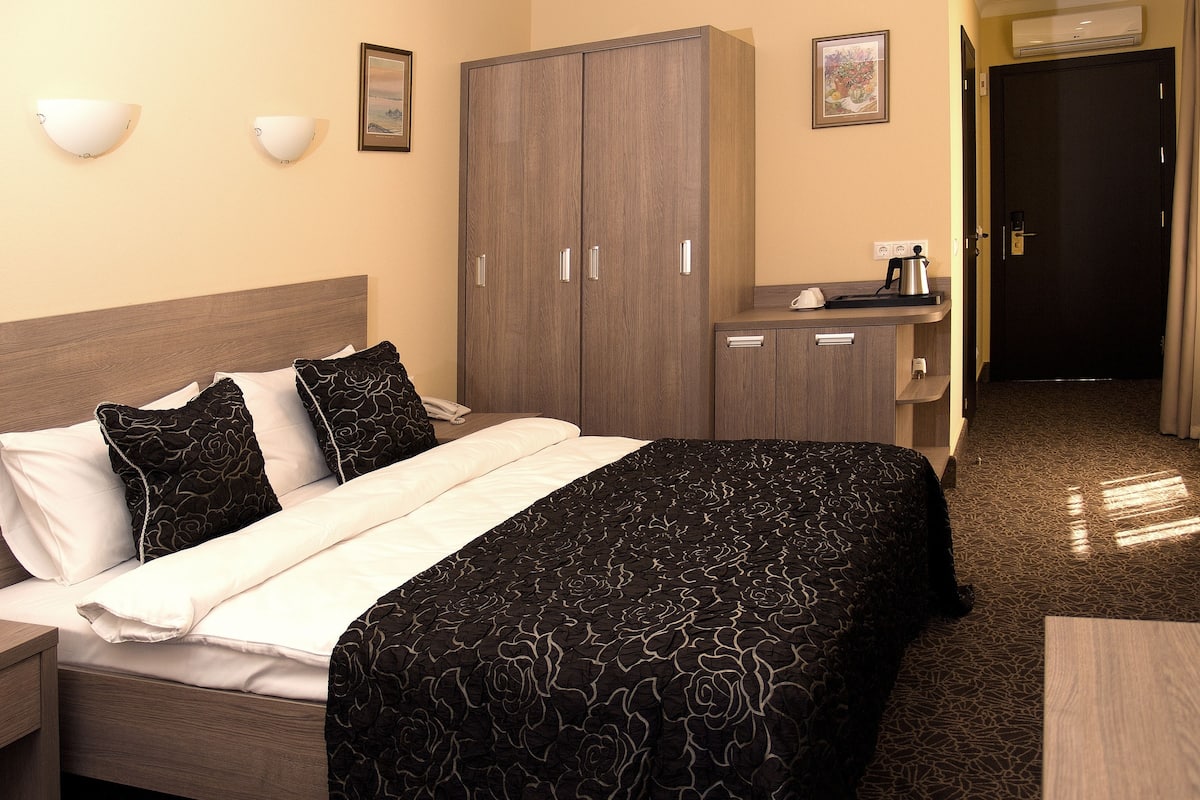 Standard Double Room | Premium bedding, minibar, in-room safe, desk