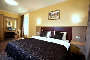 Suíte premium, 2 banheiros | Roupas de cama premium, frigobar, cofres nos quartos, escrivaninha