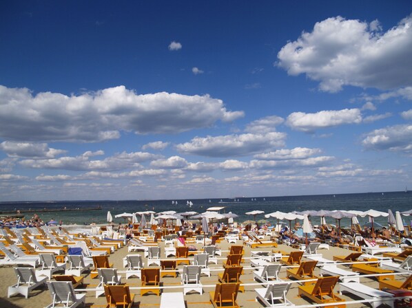 Private beach nearby, free beach shuttle, free beach cabanas - Hotel Grand Otrada (Odesa)