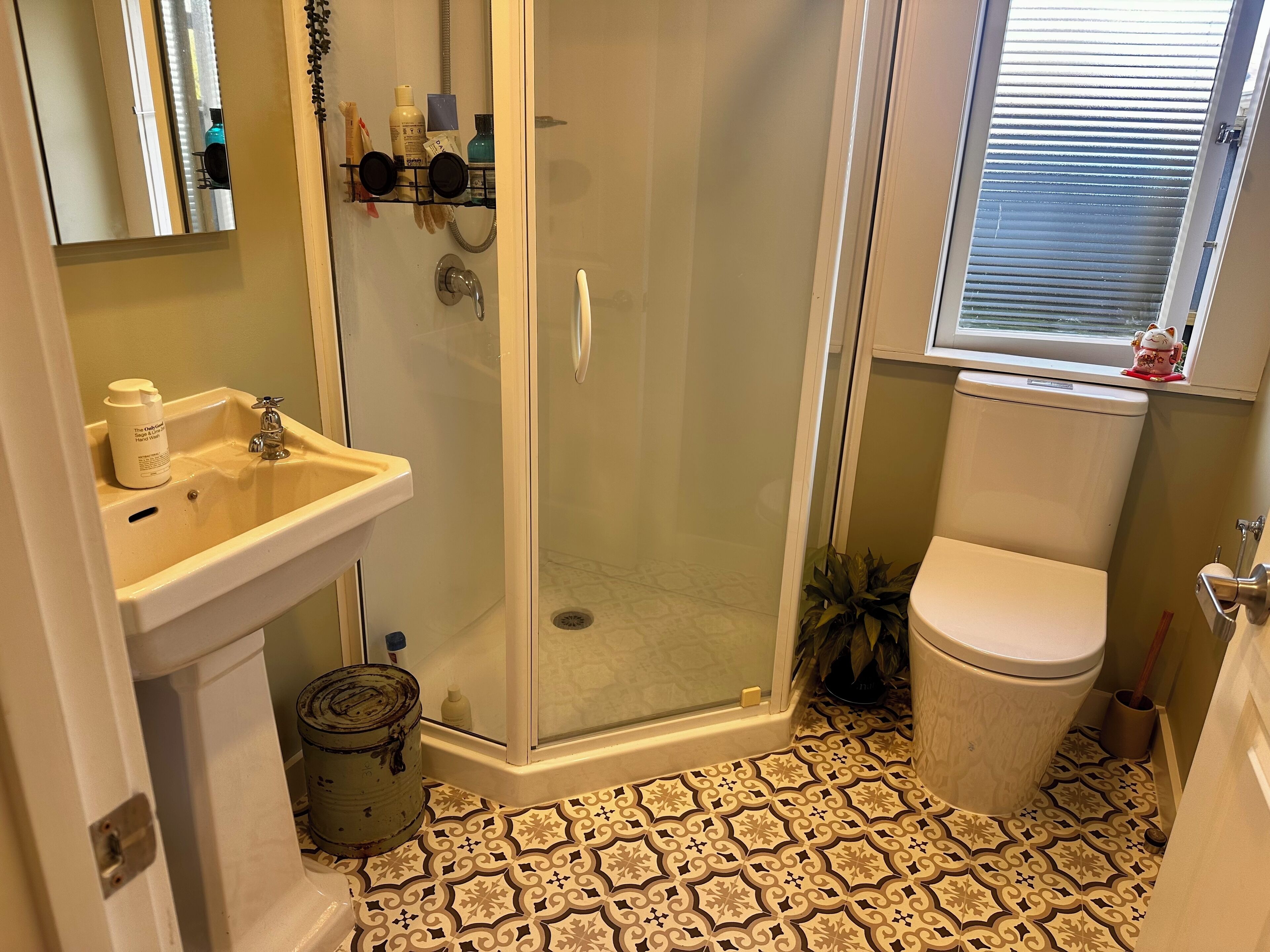 Douche, sèche-cheveux, serviettes fournies, savon