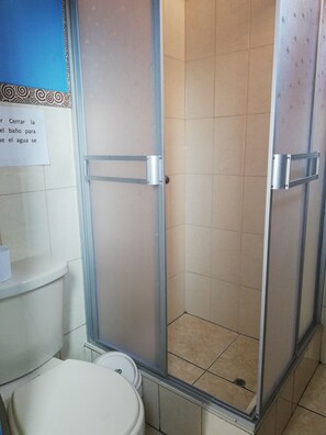 Shower - Hostal GQ (Lima)