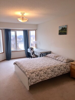 5 bedrooms, iron/ironing board, WiFi, bed sheets - Near University Private Comfort Room <br> (Winnipeg)