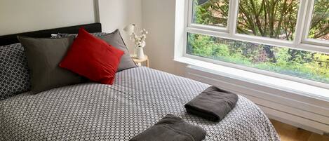 2 bedrooms, desk, iron/ironing board, WiFi