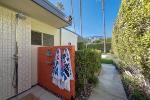 Property grounds - Saltwater Pool with Tanning Shelf, Spa, Two Fire Pits, Outdoor Shower, Free WiFi (Palm Springs)