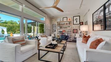 Smart TV, fireplace, Netflix, Hulu