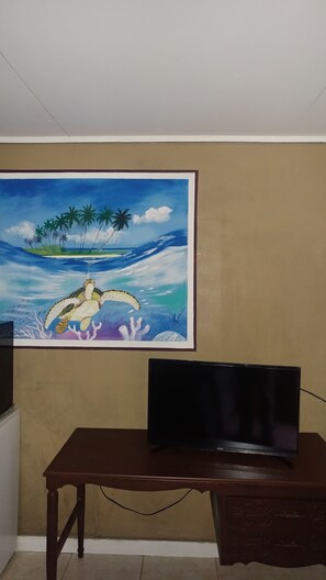 In-room safe, individually decorated, individually furnished, desk - Hotel Nataro Inn (Roatan)