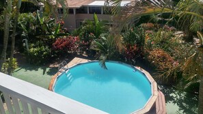 Outdoor pool, pool loungers - Hotel Nataro Inn (Roatan)