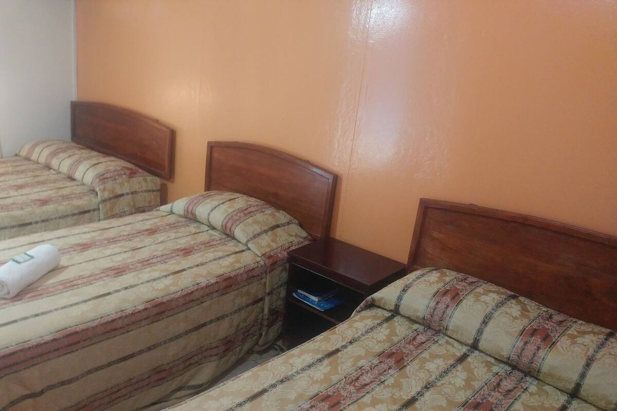 Chambre triple Confort, non-fumeur | Coffre-fort, bureau, espace de travail pour ordinateurs portables