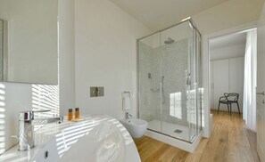 Douche, sèche-cheveux, bidet, serviettes fournies