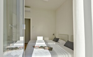 3 habitaciones, tabla de planchar con plancha, wifi y ropa de cama 