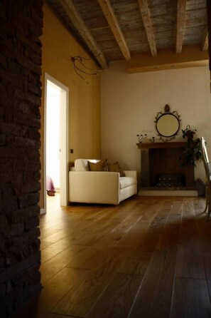 Interior - Bergamo: House with character (Bergamo)
