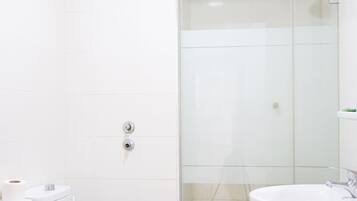 Chambre Standard avec lits jumeaux | Salle de bain | Baignoire relaxante profonde, douche à « effet pluie »