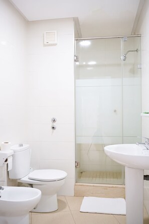 Standard Twin Room | Bathroom | Deep-soaking bathtub, rainfall showerhead, free toiletries, towels - Hotel El  Djenina (Tangier)