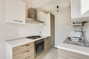 Fridge, microwave, oven, stovetop - Apartments Florence - Alfani Views (Firenze)