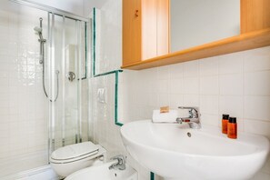 Douche, sèche-cheveux, bidet, serviettes fournies