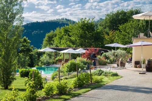Le Noyer: Gîte de luxe situé au calme à la maison avec utilisation de grandes piscines.