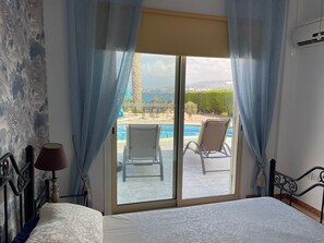 3 bedrooms, in-room safe, iron/ironing board, travel cot - Luxury Sea front  3 bedroom villa, Private Pool, A/C,  Sat TV  &  Wi-Fi   (Coral Bay)