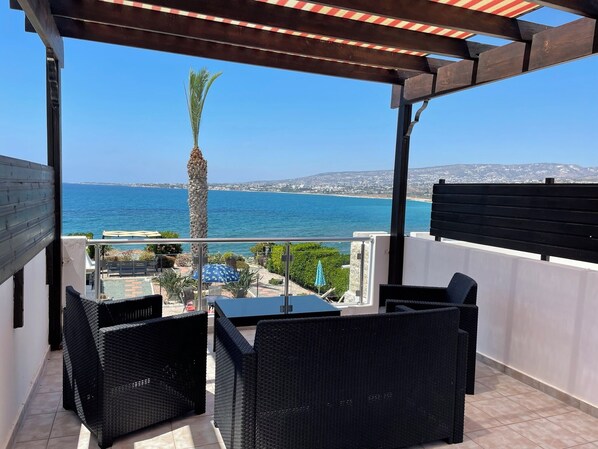 Terrace/patio - Luxury Sea front 3 bedroom villa, Private Pool, A/C, Sat TV & Wi-Fi (Coral Bay)