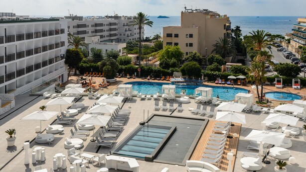 A rooftop pool area with multiple swimming pools, sun loungers, and umbrellas. - HOTEL PLAYASOL MARE NOSTRUM (Ibiza Town)