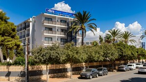 A modern hotel with a sign reading "Vibra mare nostrum hotel". - HOTEL PLAYASOL MARE NOSTRUM (Ibiza Town)