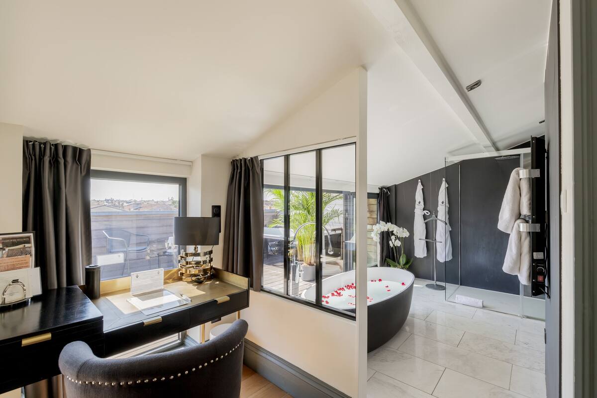 suite (montaigne) | bathroom | free toiletries, hair dryer, bathrobes, slippers
