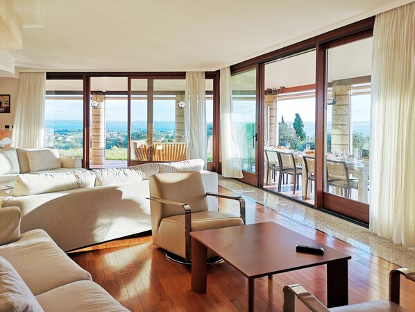 Smart-TV, Bücher, Stereoanlage, Arbeitsbereiche